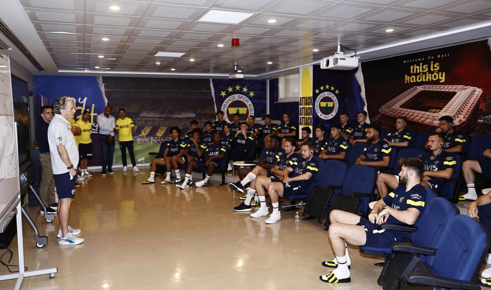 Fenerbahçe’nin Jorge Jesus, takımla tanışma toplantısı gerçekleştirdi