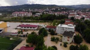 Karadeniz'de Sular altında kalan mahallede vatandaşları botla kurtardı