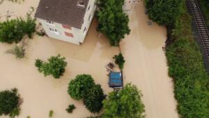 Karadeniz'de Sular altında kalan mahallede vatandaşları botla kurtardı