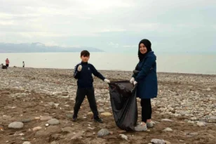 Afgan mülteciler Trabzon sahilini çöpten temizlediler