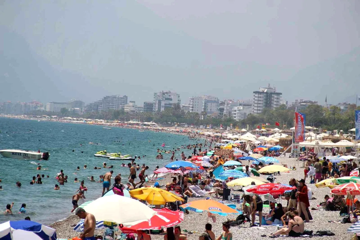 Dünyaca ünlü sahilde hafta sonu doldu taştı, yamaç paraşütçüleri yasak dinlemedi – Haberler