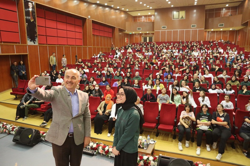 Başkan Metin,Kız Anadolu İmam Hatip Lisesinde, Tecrübe Işığına Pervane Buluşmalar panelinde