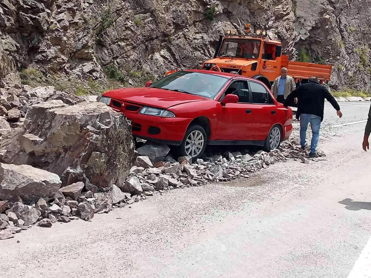 Karadeniz’de Yamaçtan kopan kayalar karayoluna düştü, bir otomobil faciadan saniyelerle kurtuldu