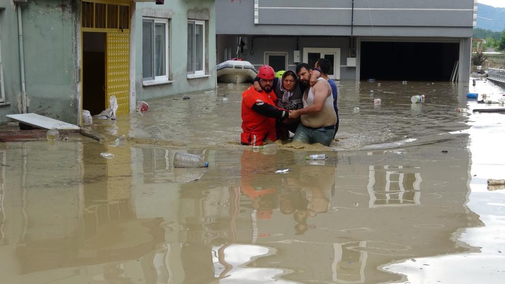Karadeniz’de Sular altında kalan mahallede vatandaşları botla kurtardı