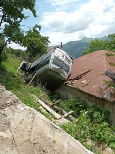 Trabzon'da Cenaze Giden Minibüs Yoldan Çıkarak evin çatısına düştü