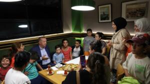 Cumhurbaşkanı Erdoğan vatandaşlarla çay içip sohbet etti
