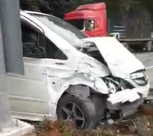 Rize'de trafik kazası ,kamyonet Asfaltta Takla Attı!
