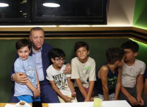 Cumhurbaşkanı Erdoğan vatandaşlarla çay içip sohbet etti