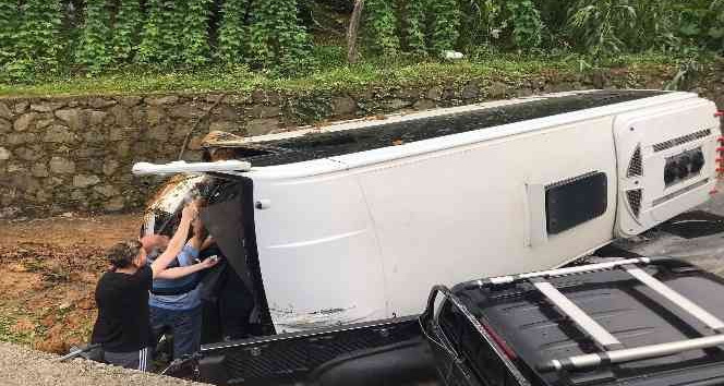 Rize’de tur minibüsü devrildi: 24 yaralı
