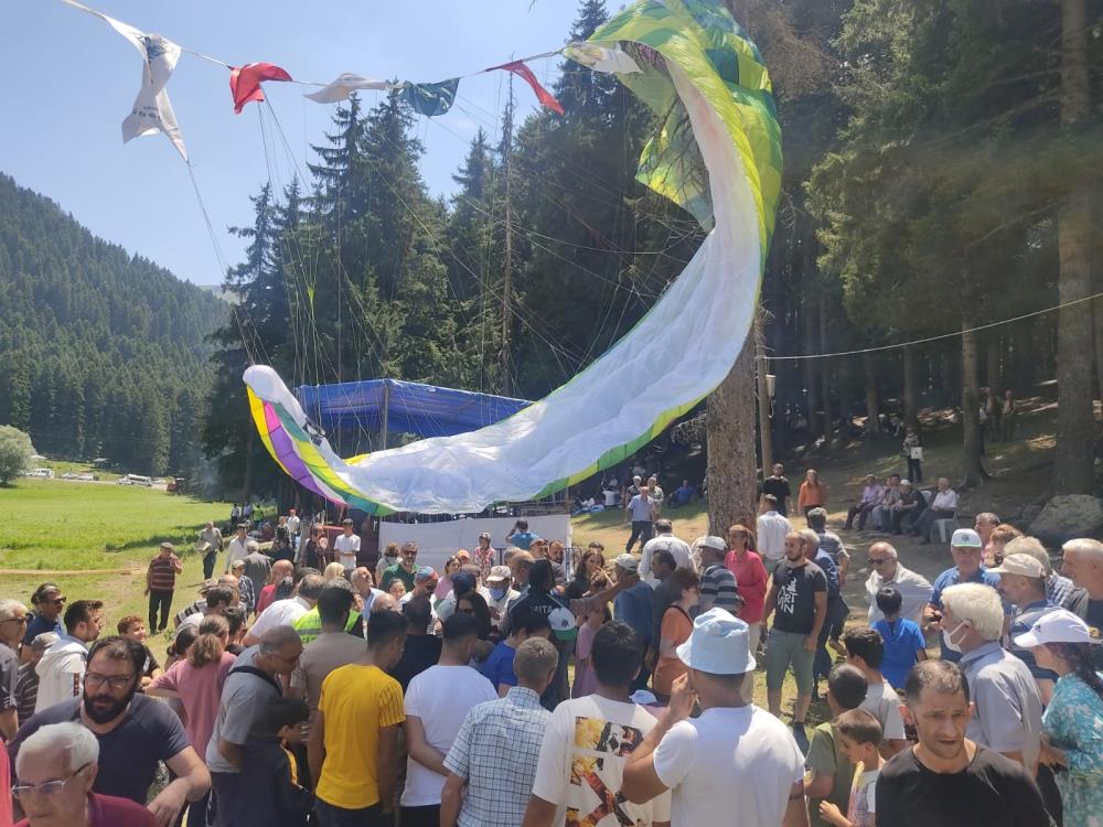 Artvin’de Yamaç paraşütçüsü festivalde piknikçilerin arasına inince yürekler ağza geldi