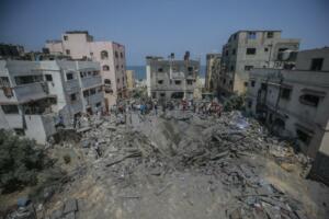 Siyonist İsrail,Gazze'de sivil yerleşim noktalarını vurmaya devam ediyor