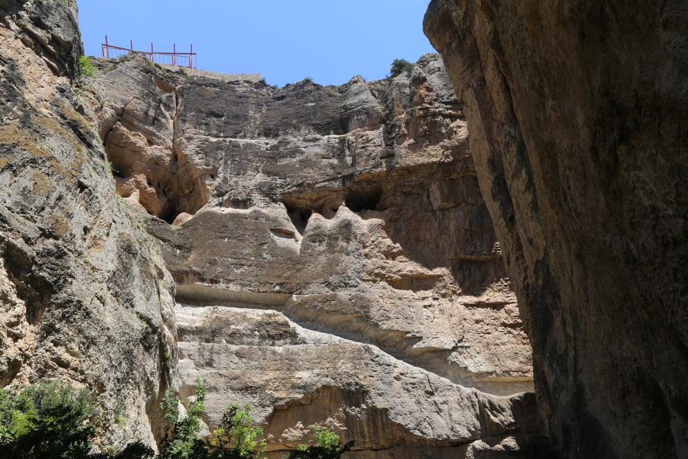 Artvin’de Koruma altındaki kanyonda merdiven yapmak için kayaların kazınması yöre halkının tepkisini çekti