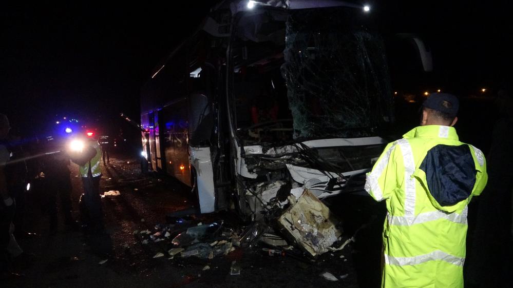 Yolcu otobüsü TIR’a arkadan çarptı: 1 kişi öldü, 43 kişi yaralandı