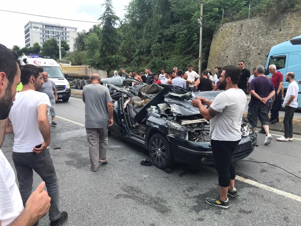 Trabzon’da Feci Kaza, otomobilin tavanı kağıt gibi yırtıldı