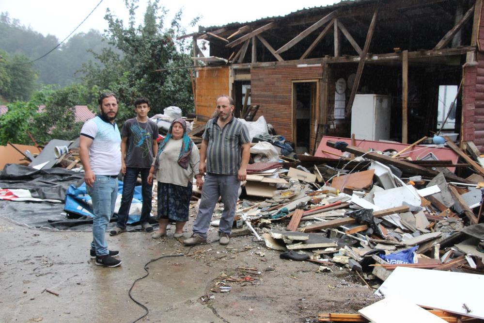 Sürmene’de  içerde eşyaları çıkartılmadan evleri yıkılan hane sahipleri yıkım ekiplerine tepki gösterdi