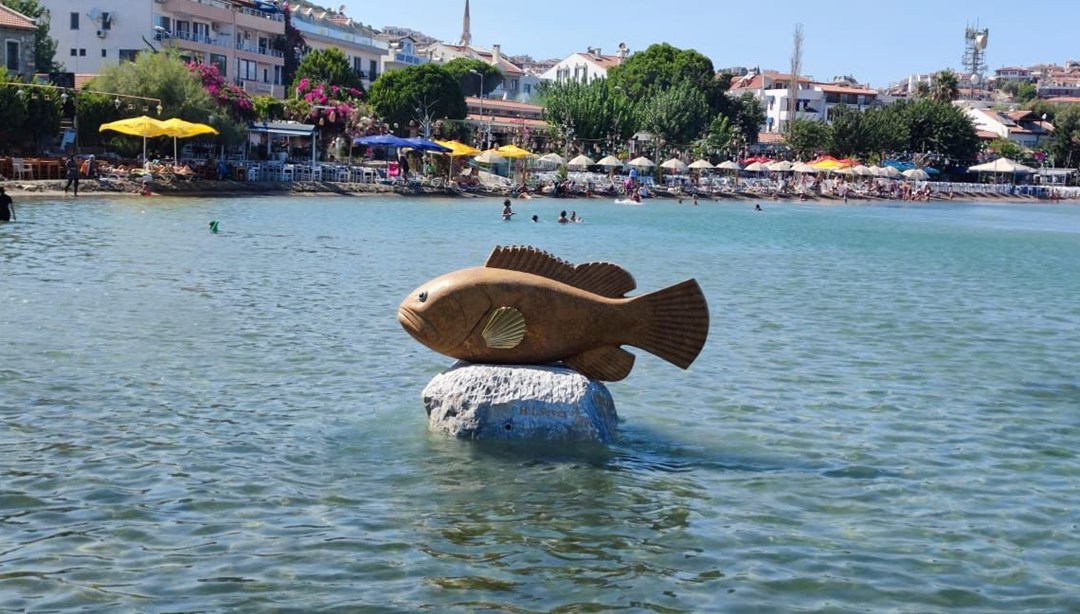 Datça’da plaja 10 tonluk orfoz heykeli yerleştirildi