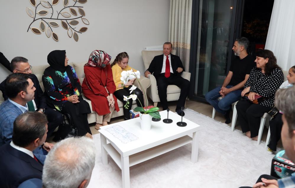 Cumhurbaşkanı Erdoğan, kentsel dönüşüm projesinde hak sahibi bir ailenin evine konuk oldu