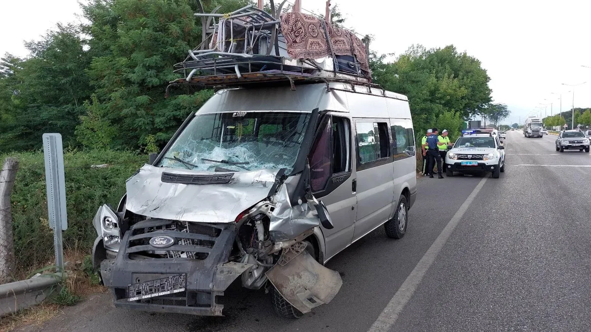 Fındık toplamaya giden aileleri taşıyan minibüs tırla çarpıştı: 14 yaralı