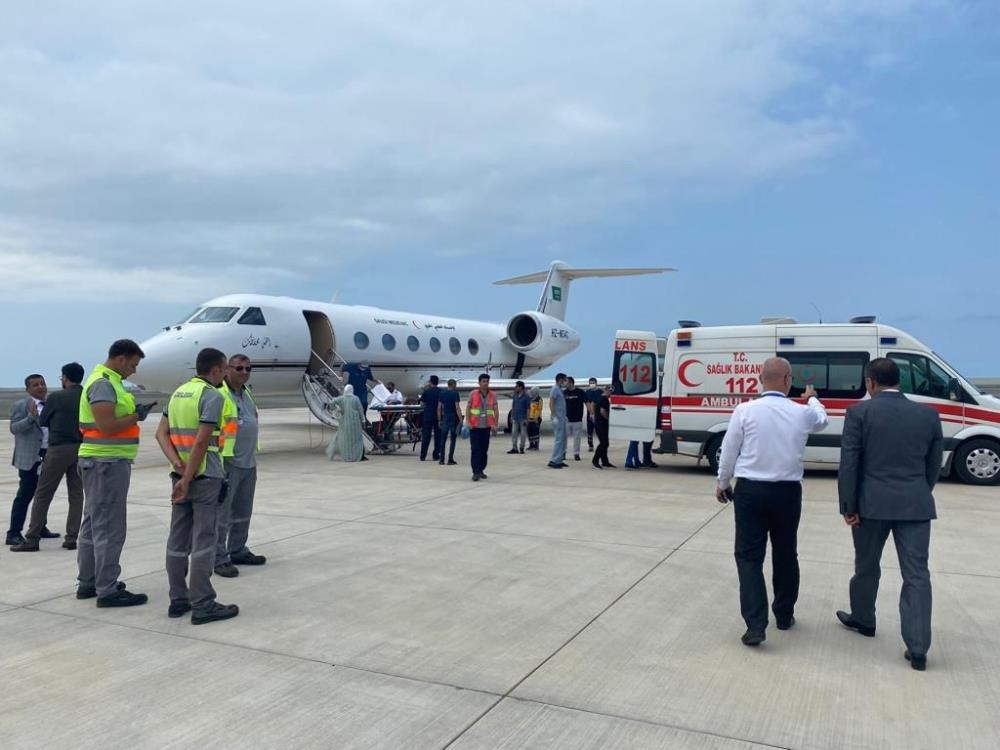 Rize’de Tur minibüsü kazasında yaralanan Arap turistler ambulans uçakla Suudi Arabistan’a gönderildi