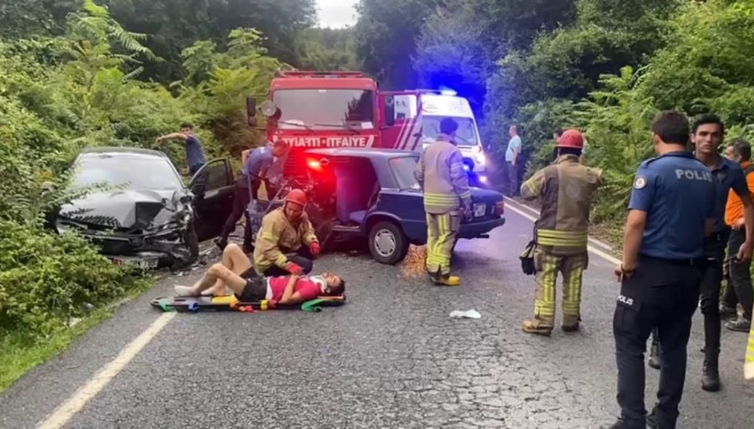 Sarıyer’de iki araç kafa kafaya çarpıştı: 1’i ağır 3 yaralı