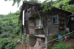 Rize’de Devletin Sahip Çıkmadığı, ihtiyaç sahibi bir ailenin evini yaptırabilmek için köy sakinleri seferber oldu