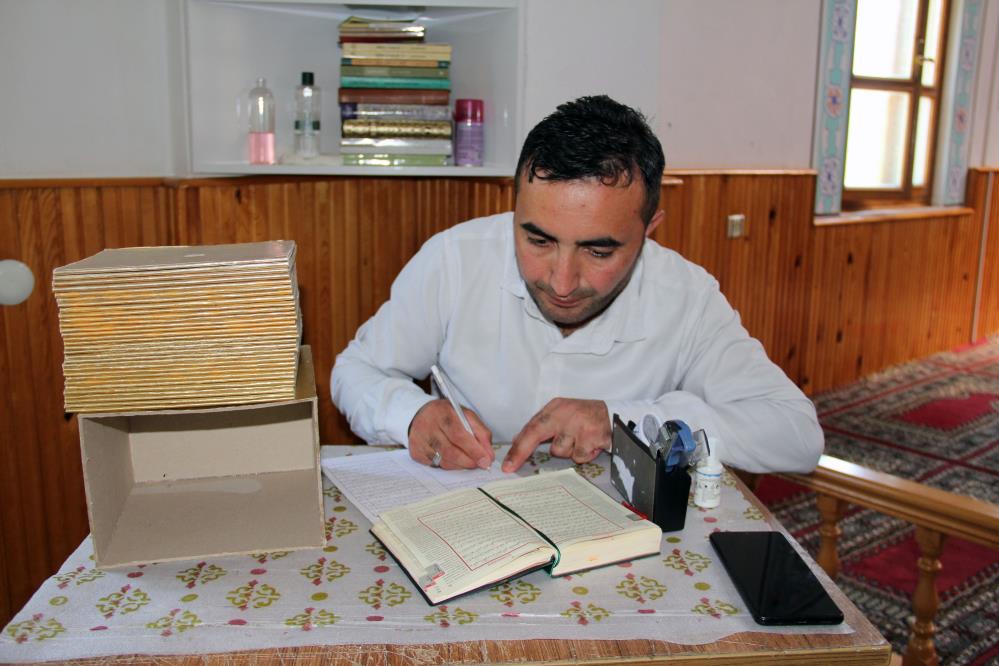 Karadeniz’li Genç İmam,8 ayda Kur’an-ı Kerim’i elle yazdı