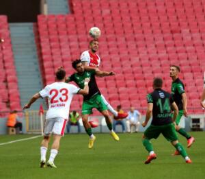Samsunspor Sakaryaspor'u son dakikada attığı Golle 3-2 Mağlup Etti