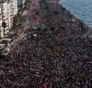 İzmir'in 100. yıl  Kurtuluş şöleninde mahşeri kalabalık