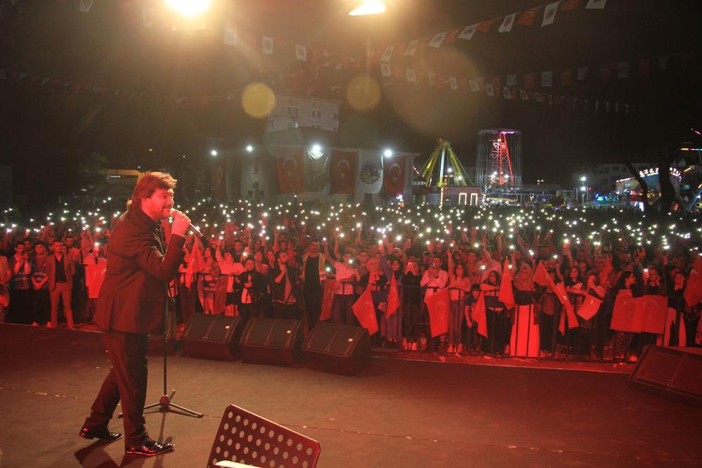 Rizeli Sanatçı Ahmet Şafak, yeni şarkısı “Bizden Olmaz”ı ilk kez seslendirdi