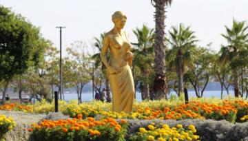 Altın Portakal’ın simgesi ‘Venüs’ heykelleri caddelerde
