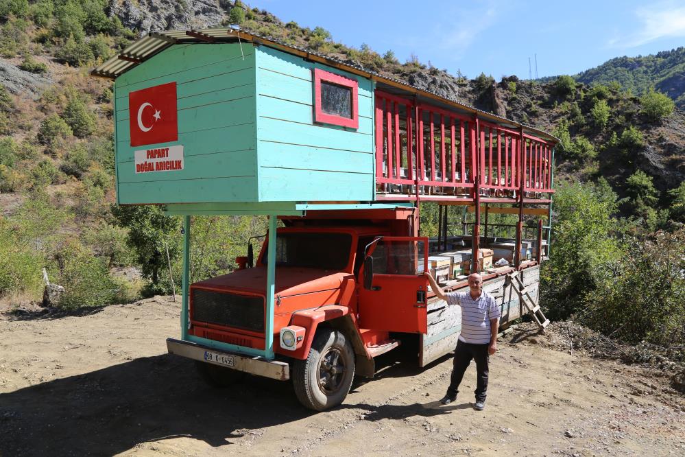 Artvin’de Emektar kamyonuyla ‘mobil arıcılık’ yapıyor