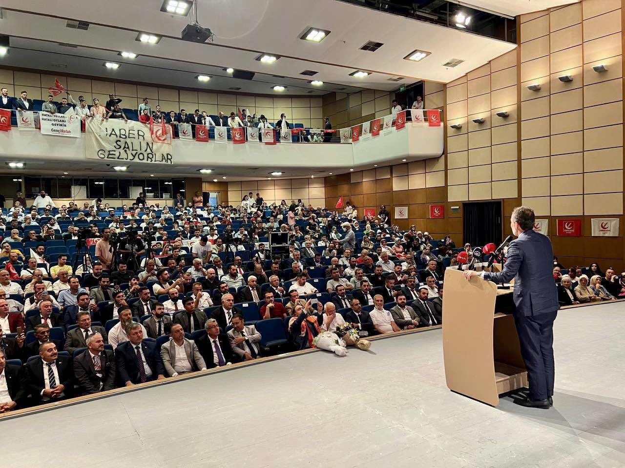 Yeniden Refah Partisinin 2. olağan kongresi İzmir’de gerçekleştirildi