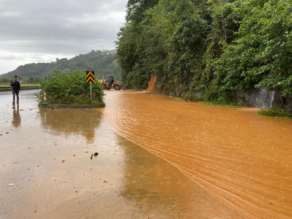 Rize’de şiddetli yağış kara ulaşımını olumsuz etkiliyor