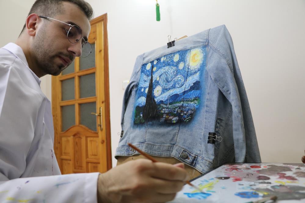 Rizeli ressam ,Modası geçen kotları sanata dönüştürüyor