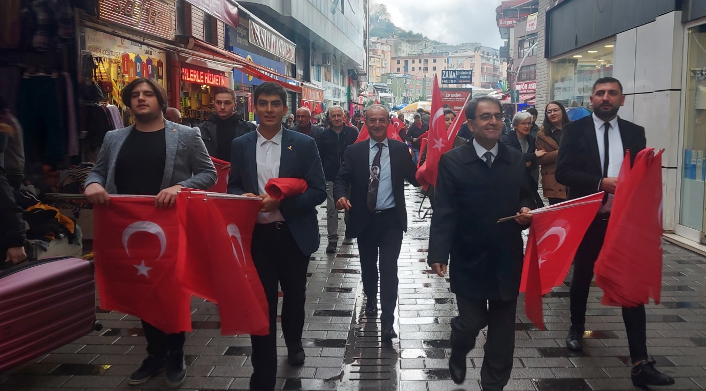 CHP Rize İl Örgütü Cumhuriyet Bayramı Kapsamında Yurttaşlara Türk Bayrağı Dağıttı