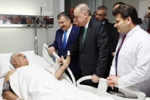 Cumhurbaşkanı Erdoğan ,Azerbeycan'da Kaza Geçiren Binali Yıldırım'ı Hastanede Ziyaret Etti
