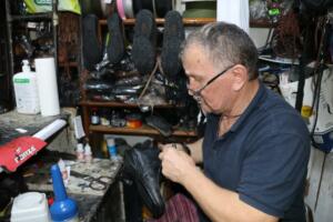 Rize'de Babadan kalma ayakkabı tamirciliğini,60 Yıldan beri yaşatıyor