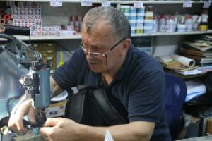 Rize'de Babadan kalma ayakkabı tamirciliğini,60 Yıldan beri yaşatıyor