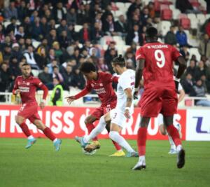 Sivasspor  CFR Cluj'u  3-0 Mağlup Ederek, liderliğini Devam Ettirdi
