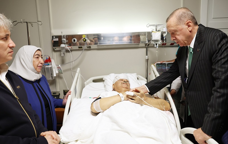 Cumhurbaşkanı Erdoğan ,Azerbeycan’da Kaza Geçiren Binali Yıldırım’ı Hastanede Ziyaret Etti