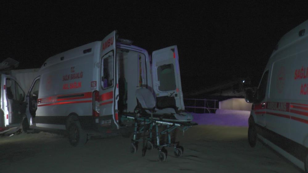 İçerisinde hasta ve sağlık personeli olan ambulansı kaçırdı,3 Araca Çarparak Kaza Yaptı