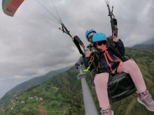 Rize'de 7 yaşındaki Derin Çelik, yamaç paraşütü ile uçuş heyecanı yaşadı