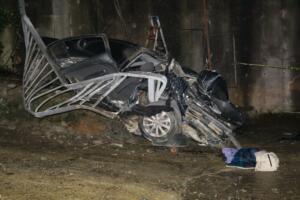 Rize'de bariyerlere çarpan araç 3 metrelik duvardan düştü: 2 ölü, 3 ağır yaralı