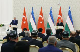 Mirziyoyev’den Erdoğan’a: “Dünya çapında iftihar edilen büyük devlet ve siyaset adamı olarak hürmet ediyoruz”