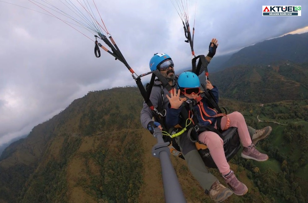 Rize’de 7 yaşındaki Derin Çelik, yamaç paraşütü ile uçuş heyecanı yaşadı