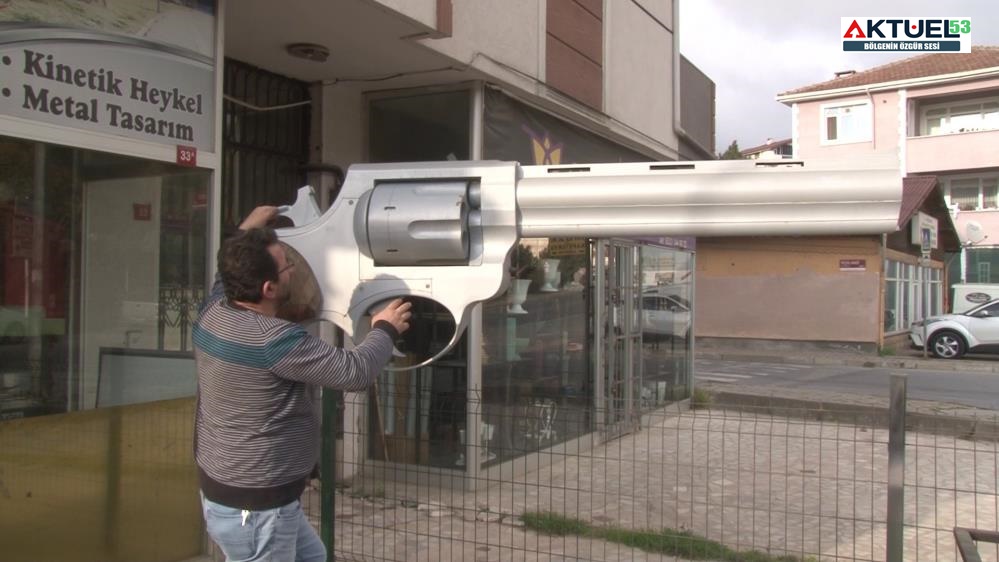 Rizeli kinetik heykel ustası’ndan 3 metrelik dev silah heykeli