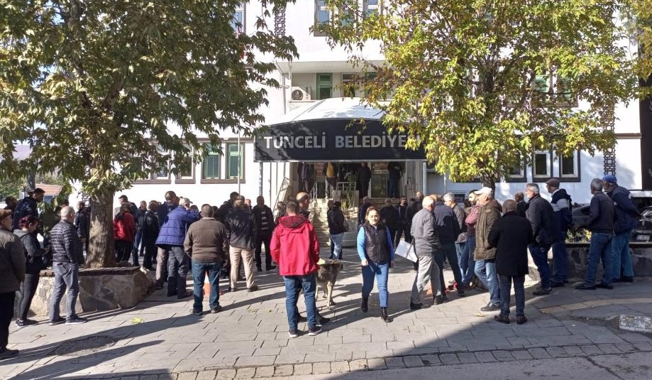 Tunceli’de köylüler ,HDP ve Maçoğlu’na Tepki Göstererek Belediyeye Yürüdü