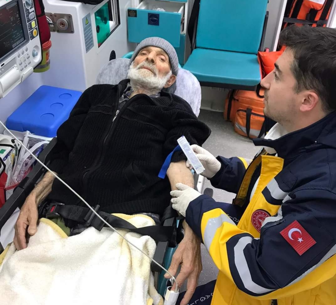 Rize’de yolu olmayan evden alınan 86 Yaşındanki  hasta,Ambülansla Hastaneye kaldırıldı