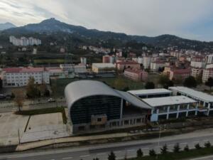 Trabzon'da 4 yıl önce yapımına 100 milyon harcandı, aylık 100 bin liraya kiracı bulunamayınca ,Çüremeye Terk Edildi