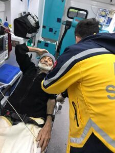 Rize'de yolu olmayan evden alınan 86 Yaşındanki  hasta,Ambülansla Hastaneye kaldırıldı